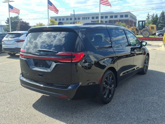 Used 2025 Chrysler Pacifica Limited FWD image 5