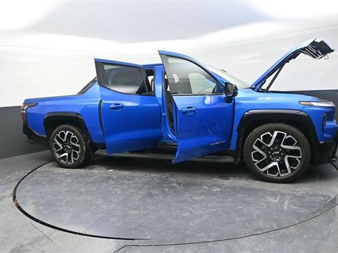 Used 2025 Chevrolet Silverado EV RST image 39