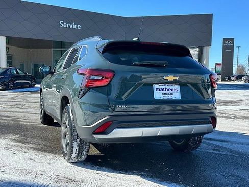 Used 2025 Chevrolet Trax LT w/ Sunroof Package image 5