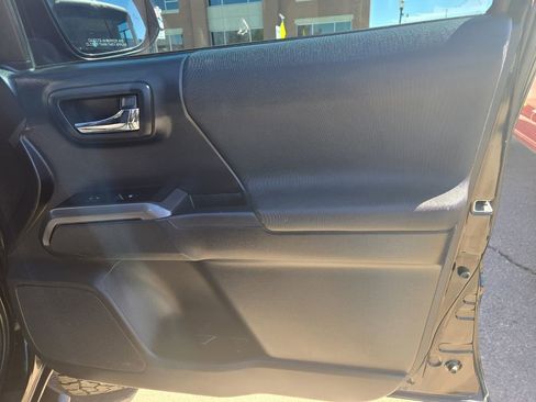 Used 2018 Toyota Tacoma TRD Sport w/ Technology Package image 35