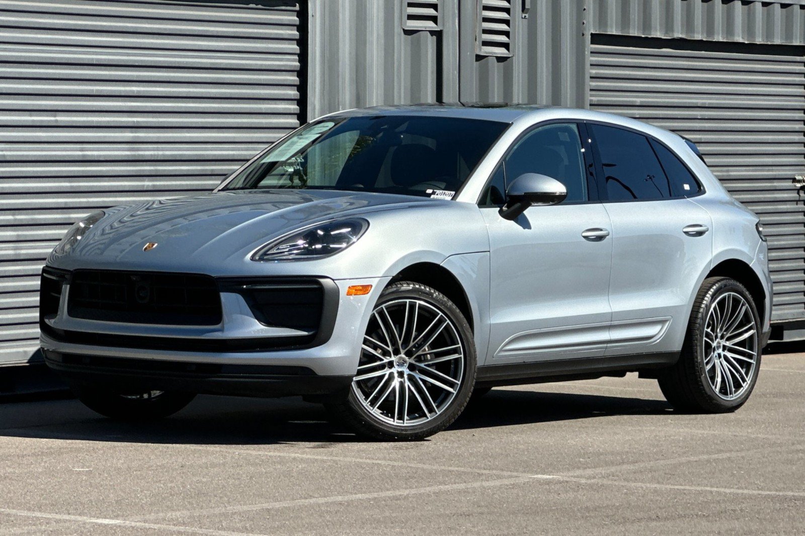 Certified 2025 Porsche Macan AWD/4WD image 1