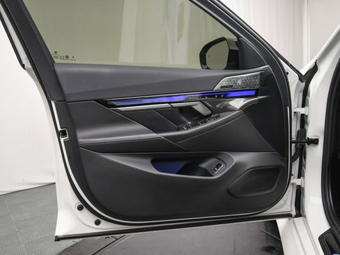 Used 2025 BMW M5 w/ Carbon Package image 44