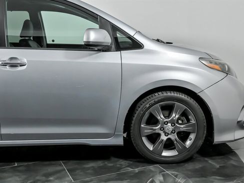 Used 2016 Toyota Sienna SE w/ SE Preferred Package FWD image 11