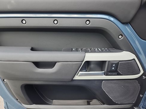 New 2024 Land Rover Defender 110 SE image 22