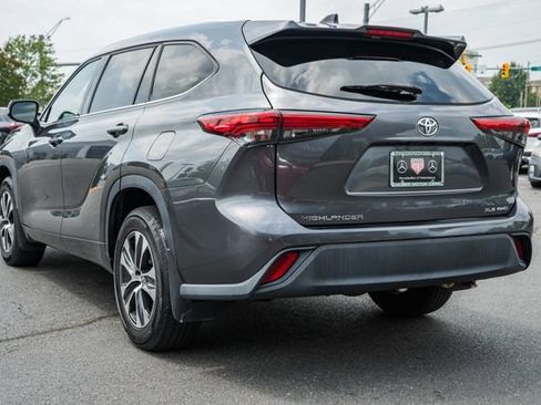 Used 2020 Toyota Highlander XLE AWD/4WD image 5