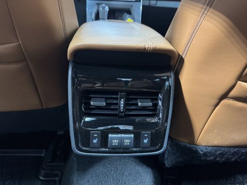 Used 2020 Toyota Avalon Limited image 17