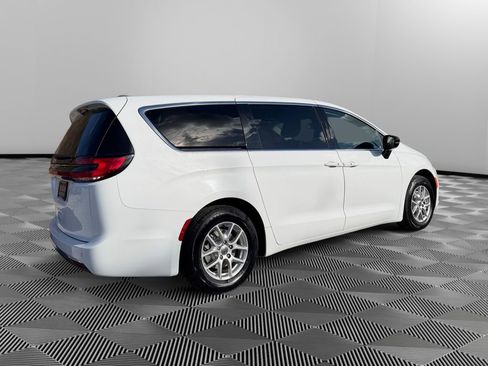 Used 2024 Chrysler Pacifica Touring-L image 7