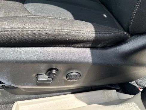 Used 2023 Chrysler Voyager LX FWD image 17