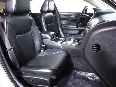 Used 2016 Chrysler 300 C RWD image 39
