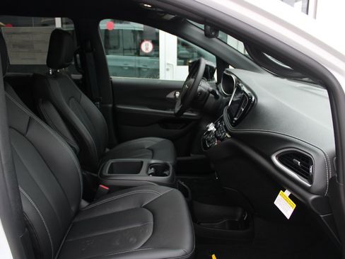 New 2026 Chrysler Pacifica Select image 15