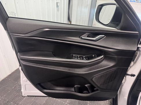 Used 2023 Jeep Grand Cherokee Laredo w/ Luxury Tech Group I image 11