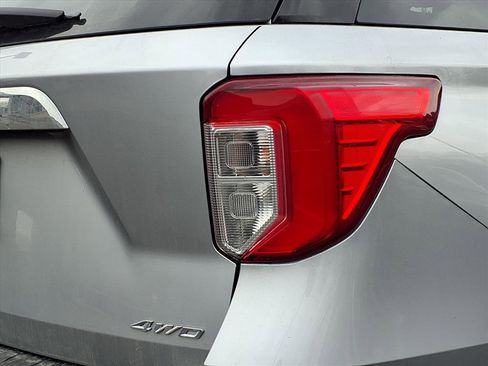 Used 2022 Ford Explorer XLT w/ Equipment Group 202A image 10