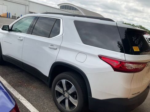 Used 2020 Chevrolet Traverse LT w/ LT Premium Package FWD image 4