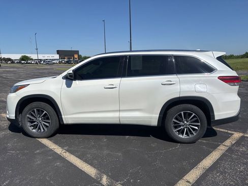 Used 2017 Toyota Highlander XLE FWD image 2