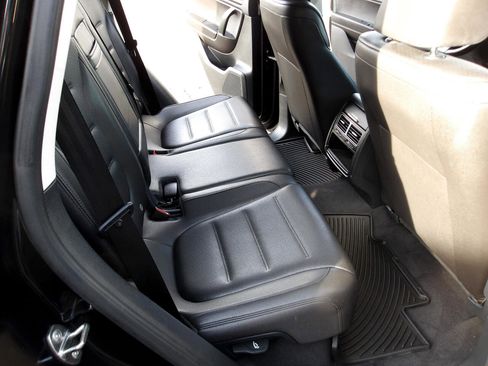 Used 2015 Volkswagen Touareg Sport image 12