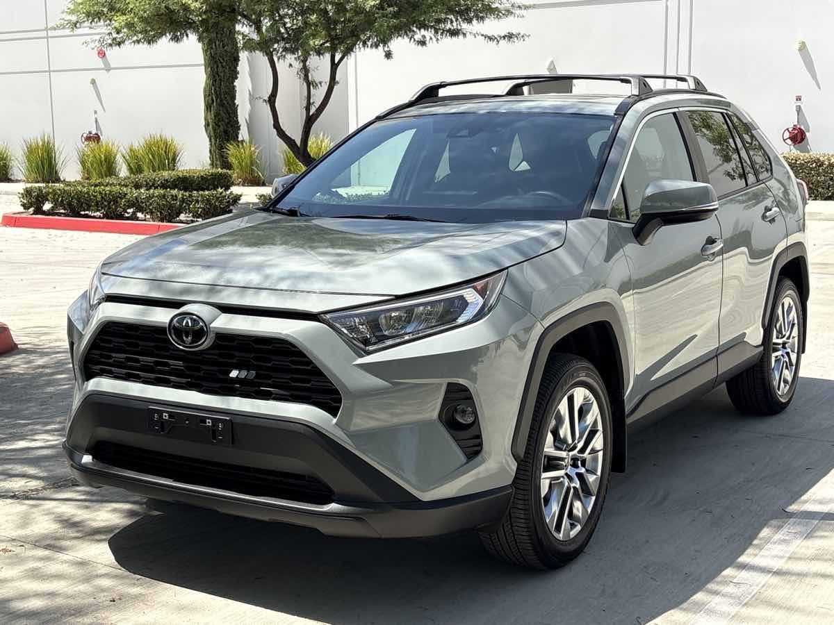Used 2021 Toyota RAV4 XLE Premium w/ Carpet Mat Package (TMS) FWD image 7
