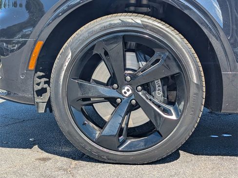 Used 2021 Bentley Bentayga V8 image 32