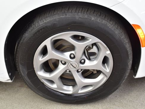 Used 2023 Chrysler Pacifica Limited FWD image 38