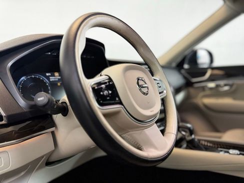 Used 2017 Volvo XC90 T6 Momentum w/ Vision Package image 16