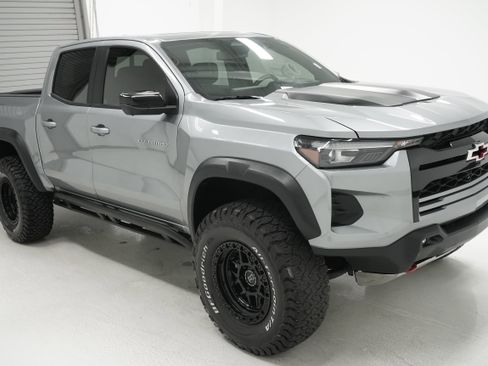 Used 2025 Chevrolet Colorado ZR2 w/ Technology Package AWD/4WD image 3