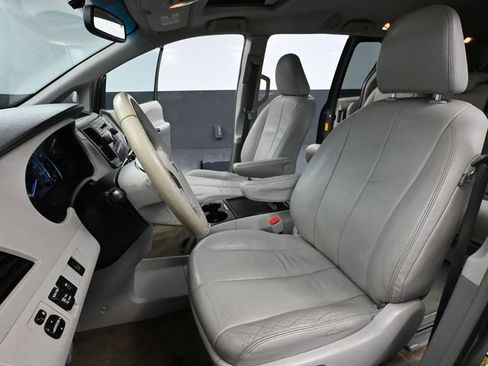 Used 2014 Toyota Sienna XLE image 21