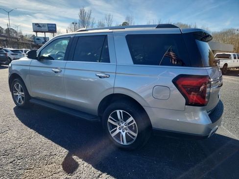 Used 2024 Ford Expedition Limited image 3