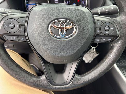 Used 2021 Toyota RAV4 LE AWD/4WD image 10