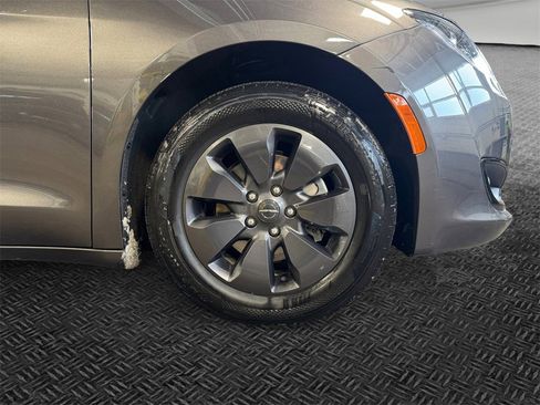 Used 2020 Chrysler Pacifica Touring w/ S Appearance Package image 11