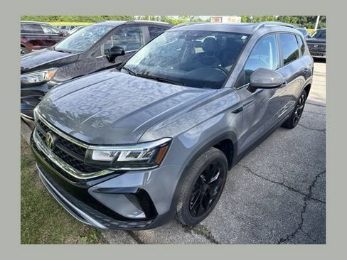Used 2023 Volkswagen Taos SE w/ Panoramic Sunroof Package FWD image 1