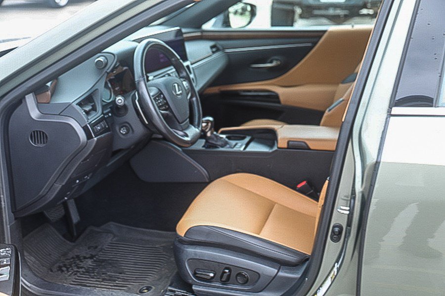 Certified 2025 Lexus ES 300h w/ Premium Package FWD image 16