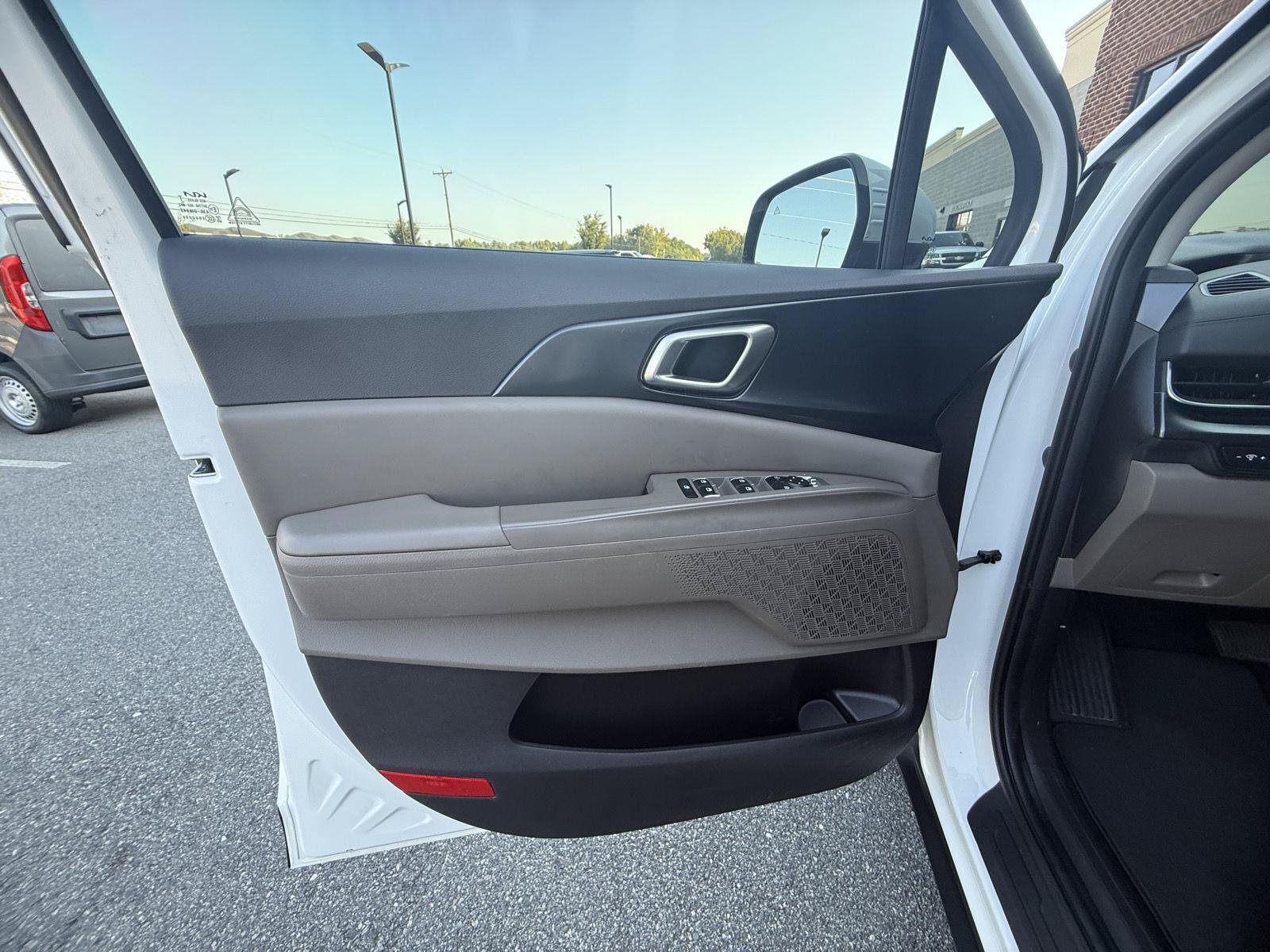 Used 2025 Kia Carnival FWD image 16