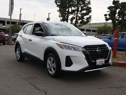 New 2025 Nissan Kicks Play S