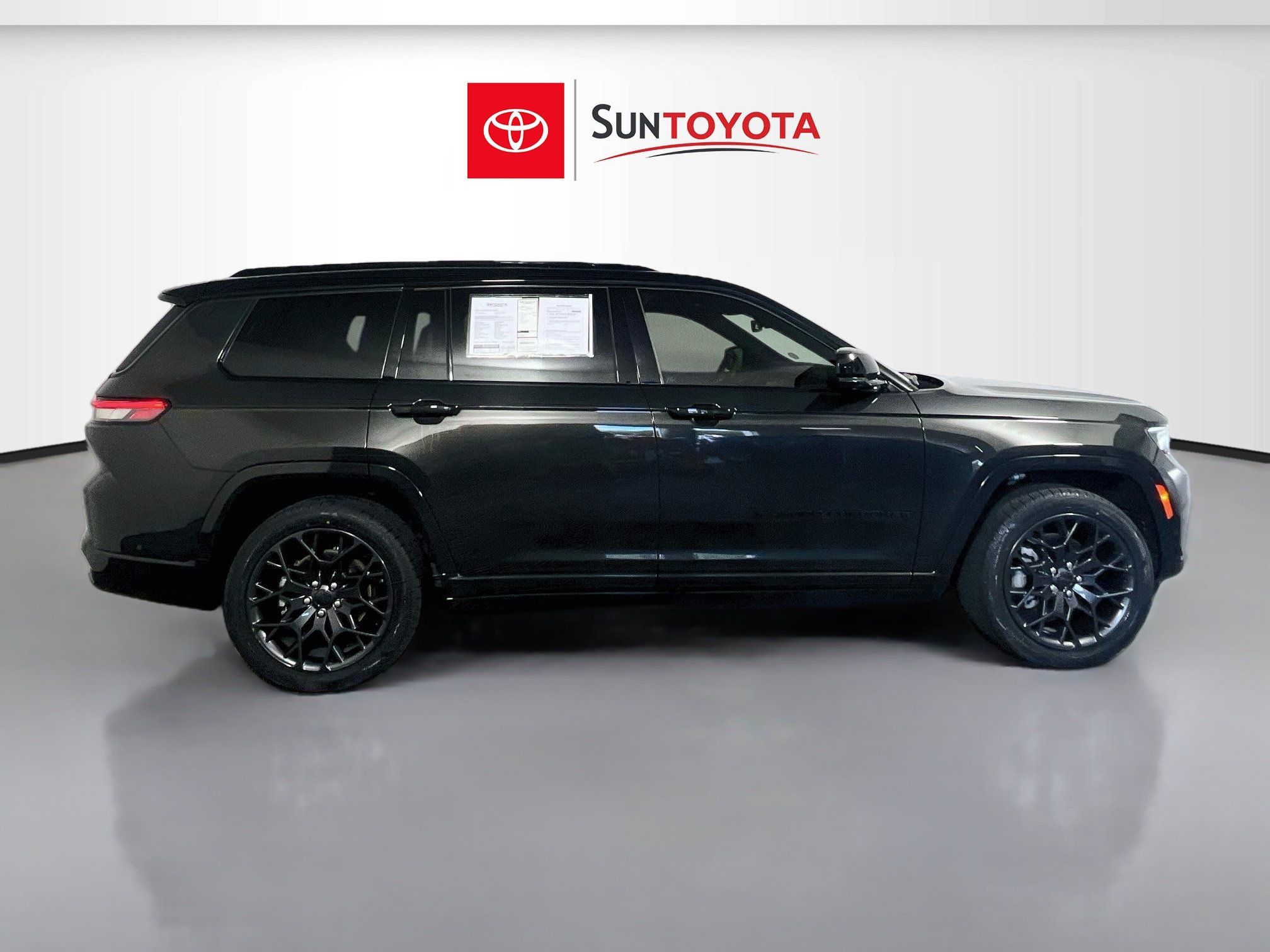 Used 2024 Jeep Grand Cherokee L Summit w/ High Altitude Package AWD/4WD image 2