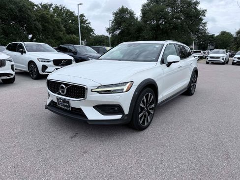 Used 2020 Volvo V60 T5 Cross Country AWD/4WD image 2