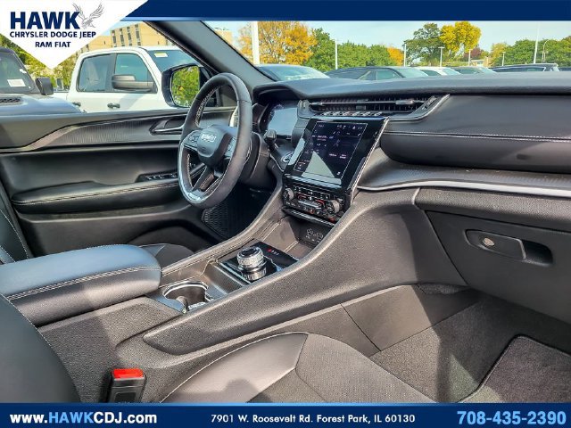 Certified 2025 Jeep Grand Cherokee Altitude AWD/4WD image 32