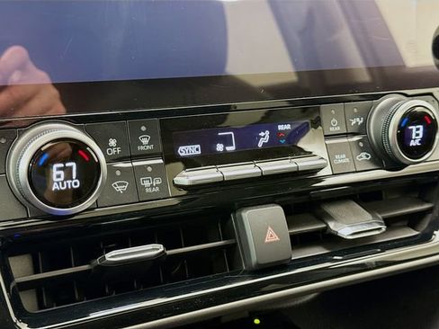 Used 2023 Toyota Highlander XLE image 16