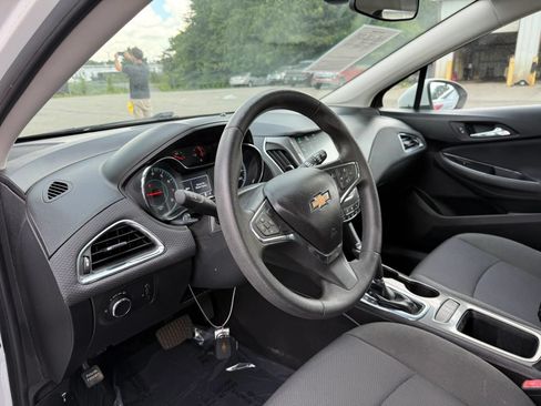 Used 2018 Chevrolet Cruze LT w/ Convenience Package FWD image 17