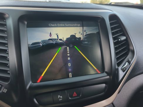 Used 2018 Jeep Cherokee Limited image 27