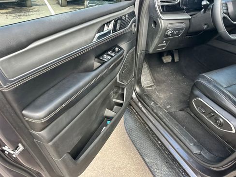 Used 2023 Jeep Wagoneer Series II image 10