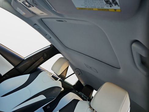 Certified 2022 Toyota Prius Limited w/ Premium Convenience Package image 19