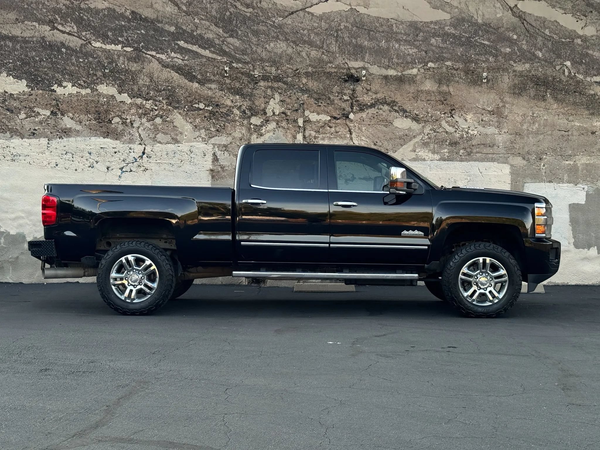 Used 2015 Chevrolet Silverado 2500 High Country w/ Duramax Plus Package AWD/4WD image 3