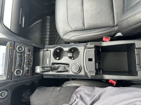 Used 2017 Ford Explorer XLT w/ Equipment Group 202A AWD/4WD image 17