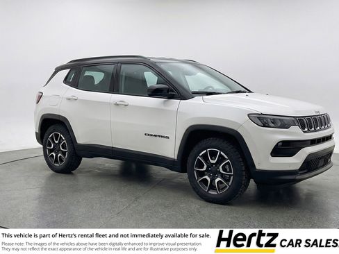 Used 2025 Jeep Compass Trailhawk image 1
