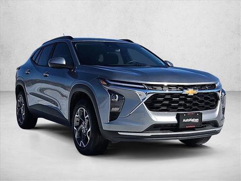 Used 2025 Chevrolet Trax LT w/ LT Convenience Package image 3