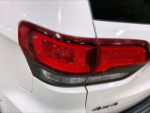 Used 2020 Jeep Grand Cherokee Trailhawk AWD/4WD image 23