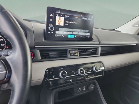 Used 2025 Honda Pilot Touring image 12