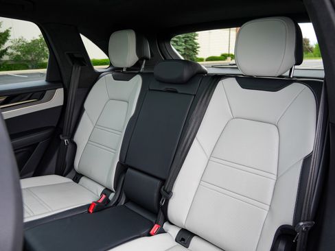 Used 2025 Porsche Cayenne GTS AWD/4WD image 23