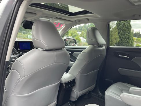 Certified 2025 Toyota Highlander XLE AWD/4WD image 16