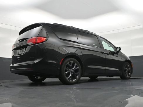 Used 2019 Chrysler Pacifica Limited w/ Advanced Safetytec Group FWD image 28