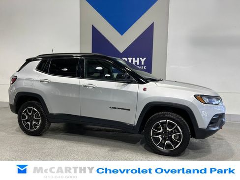 Used 2025 Jeep Compass Trailhawk AWD/4WD image 3